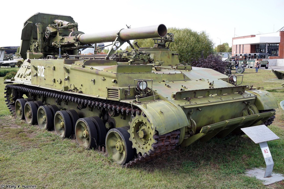 Bên cạnh những mẫu xe tăng, thiết giáp cực kỳ hầm hố và uy lực một thời, Bảo tàng Kỹ thuật Quân sự Tolyatti còn trưng bày một loạt các loại vũ khí nguy hiểm khác, trong đó bao gồm các loại pháo kéo, pháo tự hành và tên lửa đạn đạo lừng lẫy một thời. Ảnh: Pháo cối tự hành 2S4 Tyupan 240mm.