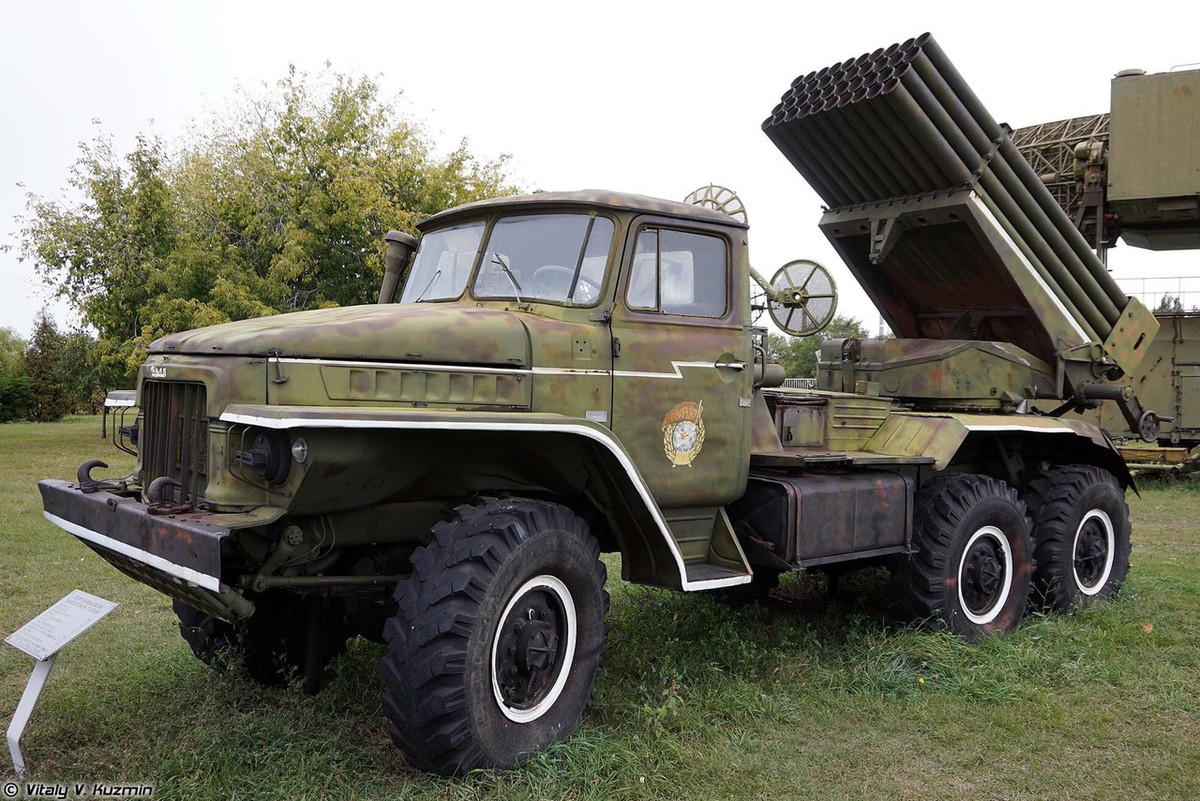 Giàn pháo phản lực BM-21 Grad đã và đang phục vụ trong biên chế lực lượng pháo binh nhiều quốc gia trên thế giới. Pháo sử dụng giàn 40 ống phóng rocket cỡ 122mm với tốc độ bắn 2s/phát, trong thời gian ngắn có thể dội bão lửa xuống trận địa quân địch trên quy mô lớn, tầm bắn tối đa 40km