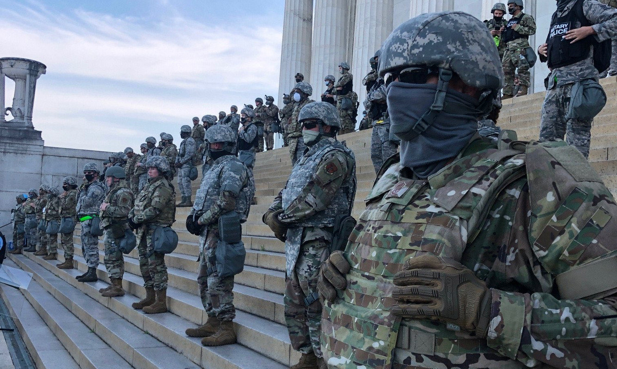 Đây cũng là điều dễ hiểu bởi lực lượng này thường xuyên không được đặt trong nguy hiểm như các đơn vị chiến đấu tuyến đầu của Mỹ luôn cần những vũ khí tốt nhất. Việc sử dụng lại các trang bị cũ vừa tiết kiệm ngân sách cũng như tận dụng được những loại thiết bị còn khả năng sử dụng. 