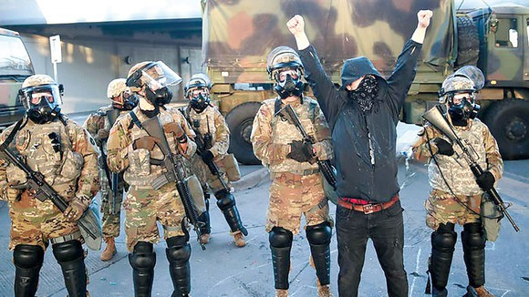 Vũ khí cá nhân của lực lượng Vệ binh Quốc gia cũng khá hạn chế khi phần lớn đang dùng các loại M-16A2 và M-16A4 thoải loại từ các đơn vị tuyến trước, vốn là súng trường tấn công tiêu chuẩn của Quân đội Mỹ trong những năm 1990 - 2000. Tuy nhiên hiện nay thì Quân đội Mỹ đã đưa vào sử dụng súng M-4 và đang có kế hoạch loại biên dần luôn loại súng này.