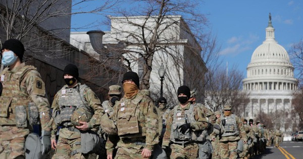 Vệ binh Quốc Gia Mỹ triển khai bảo vệ Điện Capitol hồi tháng 1. Nguồn ảnh: TheAtlantic.