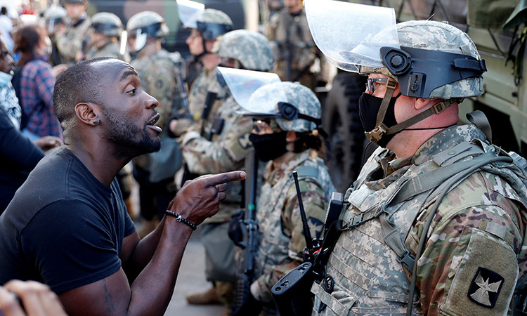 Qua đó, ta có thể thấy được trang bị của những lính Vệ binh Quốc gia. Nhìn chung, do là các đơn vị ở tuyến sau và thường ít có nguy cơ chiến đấu cao như những đơn vị chủ lực của Quân đội Mỹ nên Vệ binh Quốc gia được trang bị khá thua thiệt so với những lực lượng tuyến đầu. 