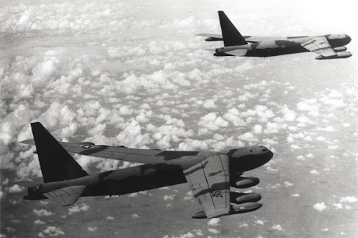 B-52 là máy bay ném bom chiến lược có khả năng gây nhiễu điện từ cực mạnh. Một tốp ba chiếc B-52 có tới 45 thiết bị gây nhiễu, hộ tống B-52 là một đội hình máy bay tác chiến điện tử có thể làm tê liệt mọi hệ thống radar của đối phương.