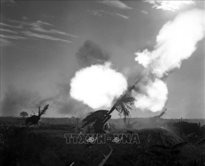 Peter MacDonald, một sĩ quan trong quân đội Anh tác giả cuốn sách “Giap: The victor in Viet Nam” đã nói rằng, hệ thống phòng không mà Việt Nam tạo ra rất phức tạp và nguy hiểm. Hệ thống phòng không này được các chuyên gia Mỹ đánh giá có thể so sánh với hệ thống của NATO để phòng thủ Tây Âu.
