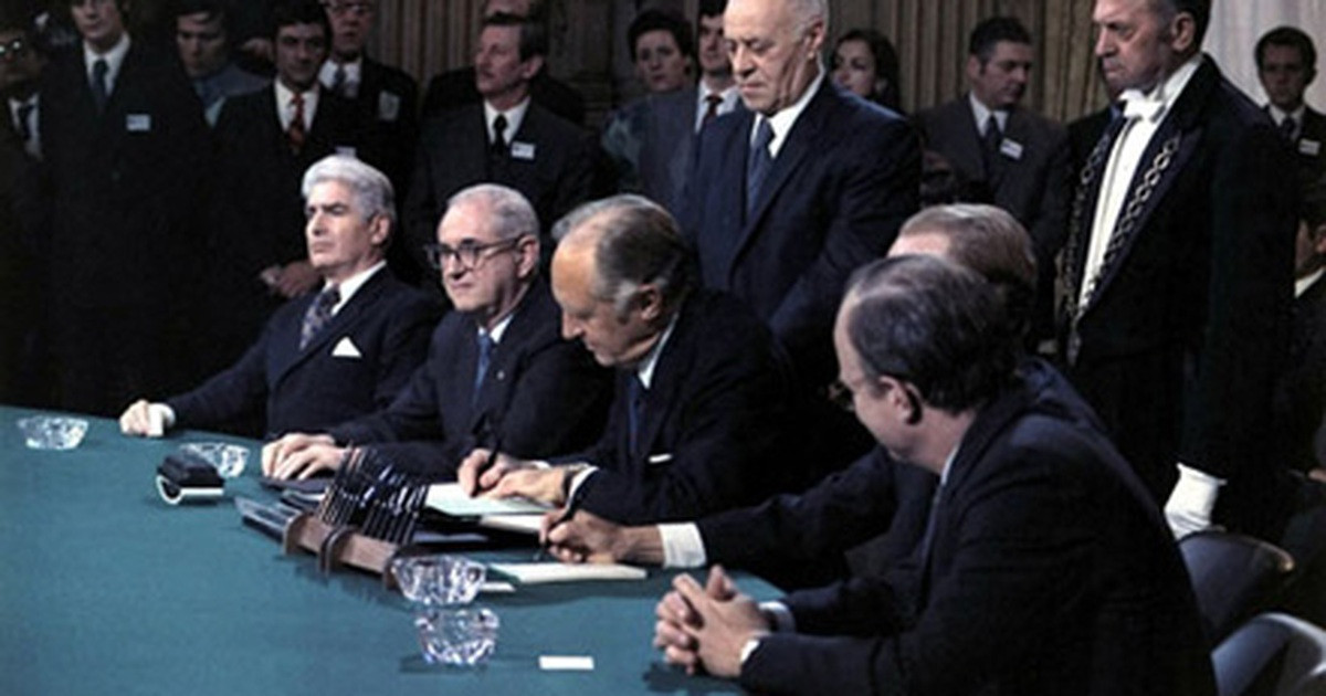 Đầu tháng 12/1972 Mỹ đình chỉ ký Hiệp định Paris, Tổng thống Mỹ Nixon đe dọa ném bom hủy diệt Hà Nội nhằm buộc Việt Nam phải chấp nhận những điều khoản có lợi cho Mỹ tại Hội nghị Paris.