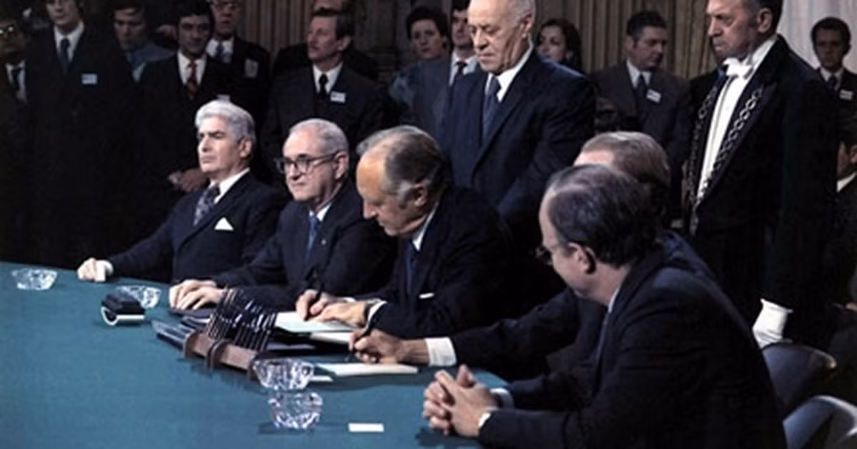 Đầu tháng 12/1972 Mỹ đình chỉ ký Hiệp định Paris, Tổng thống Mỹ Nixon đe dọa ném bom hủy diệt Hà Nội nhằm buộc Việt Nam phải chấp nhận những điều khoản có lợi cho Mỹ tại Hội nghị Paris.