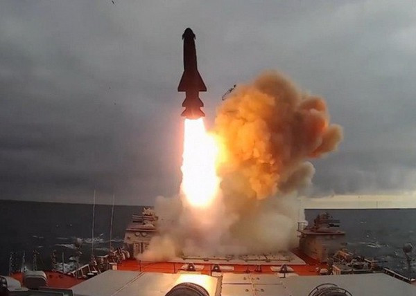 Thực tế là hải quân Liên Xô tụt hậu xa so với Mỹ; để thuận lợi hơn cho hải quân Liên Xô, trong cuộc đối đầu với Hạm đội Hải quân Mỹ, với những biên đội tàu sân bay hùng mạnh, Liên Xô đã chế tạo một loạt các tàu sân bay, nhưng vẫn trang bị một số lượng lớn tên lửa tầm xa.