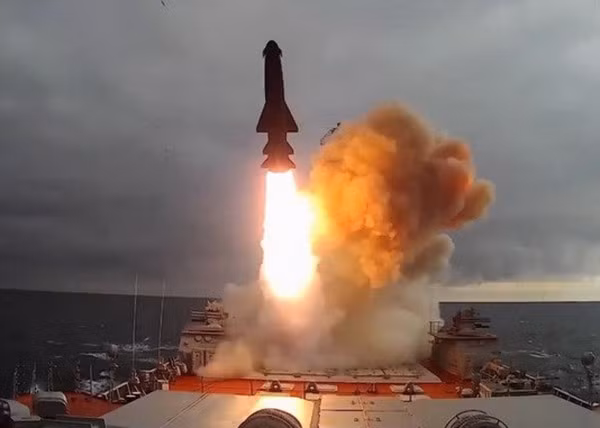 Thực tế là hải quân Liên Xô tụt hậu xa so với Mỹ; để thuận lợi hơn cho hải quân Liên Xô, trong cuộc đối đầu với Hạm đội Hải quân Mỹ, với những biên đội tàu sân bay hùng mạnh, Liên Xô đã chế tạo một loạt các tàu sân bay, nhưng vẫn trang bị một số lượng lớn tên lửa tầm xa.