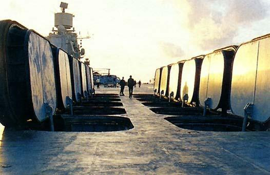 Đến tận cuối thời kỳ chiến tranh Lạnh, Liên Xô mới bắt đầu thiết kế tàu sân bay thực sự; tuy nhiên các nhà lãnh đạo quân đội Liên Xô vẫn cho rằng, tàu sân bay Liên Xô với tên lửa chống hạm tầm xa, có thể tạo ra lợi thế bất đối xứng so với tàu sân bay của Hải quân Mỹ, chỉ có trang bị máy bay.