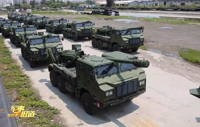 Pháo tự hành bánh lốp 155 mm PCL-181 là khẩu pháo bánh hơi đầu tiên trên thế giới, có thể bắn ngắm trực tiếp. Theo giới thiệu của nhà sản xuất, thậm chí PCL-181 có thể được sử dụng làm pháo chống tăng và có thể tiêu diệt các mục tiêu như xe bọc thép, pháo tự hành.