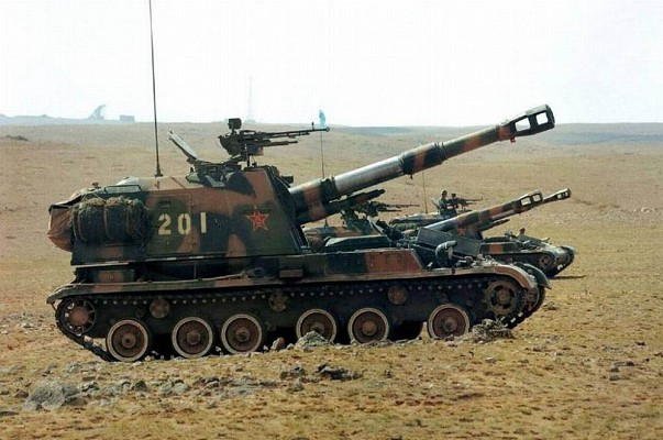 Type 83 SPH có trọng lượng 19 tấn, tốc độ tối đa trên đường nhựa là 56 km/h, và tốc độ đường trường là 30 km/giờ; dự trữ hành trình tối đa là 420 km, số lượng đạn trong xe là 30 viên đạn, và tầm bắn tương đương với pháo xe kéo Type 66.