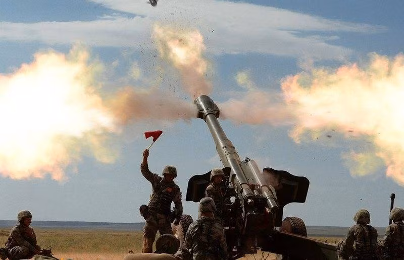 Type 66 có tổng trọng lượng 5,7 tấn, tầm bắn tối đa 17 km và có thể bắn được các loại đạn nổ phá, đạn sát thương bộ binh, đạn khói, đạn hóa học. Những khẩu Type 66 được kéo bởi xe tải địa hình, kíp pháo thủ 8 người; thời gian thu hồi và triển khai chiến đấu tương đối dài.