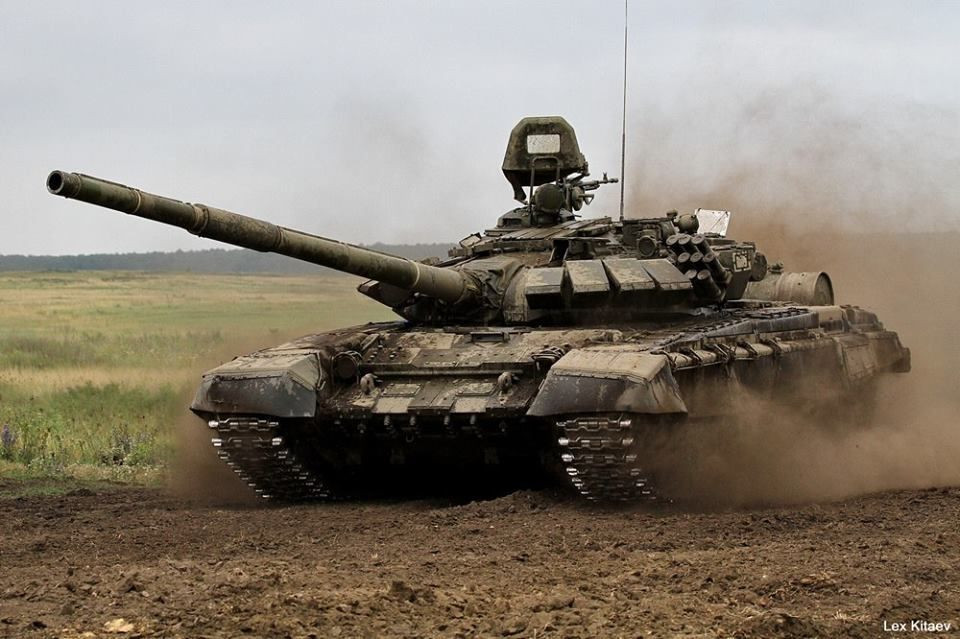 T-72B obr.1989 trang bị một pháo chính 2A46 nòng trơn cỡ 125mm có khả năng phóng tên lửa chống tăng qua nòng, một súng máy phòng không 12.7mm đặt trên nóc xe và một súng máy đồng trục PKT 7.62mm. Ảnh: Xe tăng T-72B obr.1989 của Lục quân Nga. Nguồn: Pinterest.