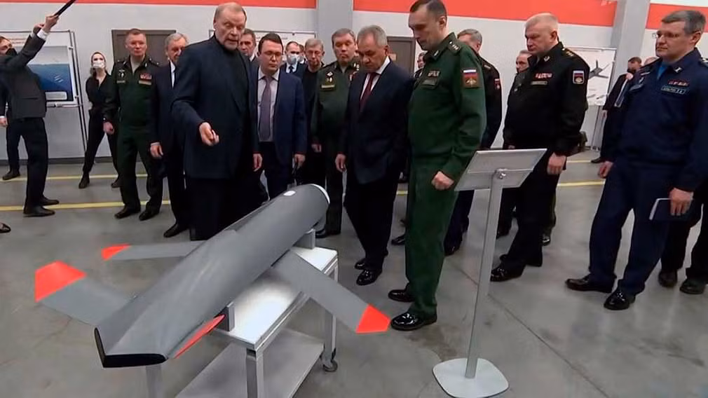 Tuy nhiên, để sản xuất được thiết bị như vậy vẫn đang là một khó khăn lớn đối với các chuyên gia quân sự Nga, bởi giá thành sản phẩm, chi phí sản xuất, cũng như độ hiệu quả. Đồng thời các UAV này cần phải hoạt động theo kiểu tập thể và cần phải có trí tuệ AI, đây là bài toán khó cho các chuyên gia Nga trong thời gian tới.