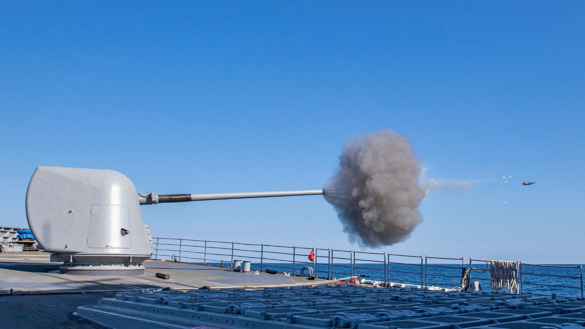 Độ xuyên phá của đầu đạn cũng là một vấn đề, đặc biệt là ở khoảng cách xa. Hóa ra, là lực cản của không khí sẽ nhanh chóng làm giảm tốc độ của đạn pháo điện từ. Vì vậy, uy lực của pháo điện từ, cũng sẽ không vượt quá pháo hạng trung.