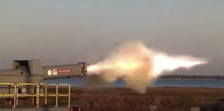 Dù tốc độ viên đạn của pháo từ trường hơn hẳn so với pháo thông thường, nhưng vẫn chưa đủ để đạt được mục tiêu đề ra ban đầu. Tầm bắn của pháo chỉ đạt tối đa 180 km, khác xa so với quảng cáo từ 400 đến 500 km.