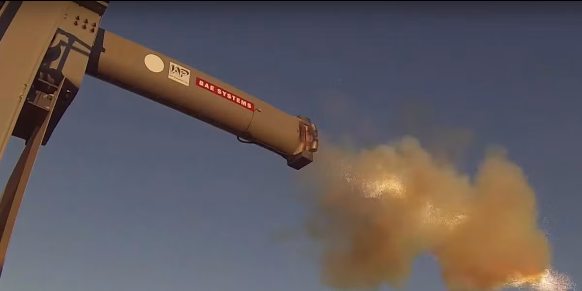 Năm 2005, khi bắt đầu phát triển pháo ray từ trường, loại pháo mới đầy hứa hẹn này, có một tương lai đầy tham vọng, khi sử dụng điện từ trường, thay vì thuốc súng truyền thống, để đẩy đầu đạn pháo đi xa hàng trăm km.