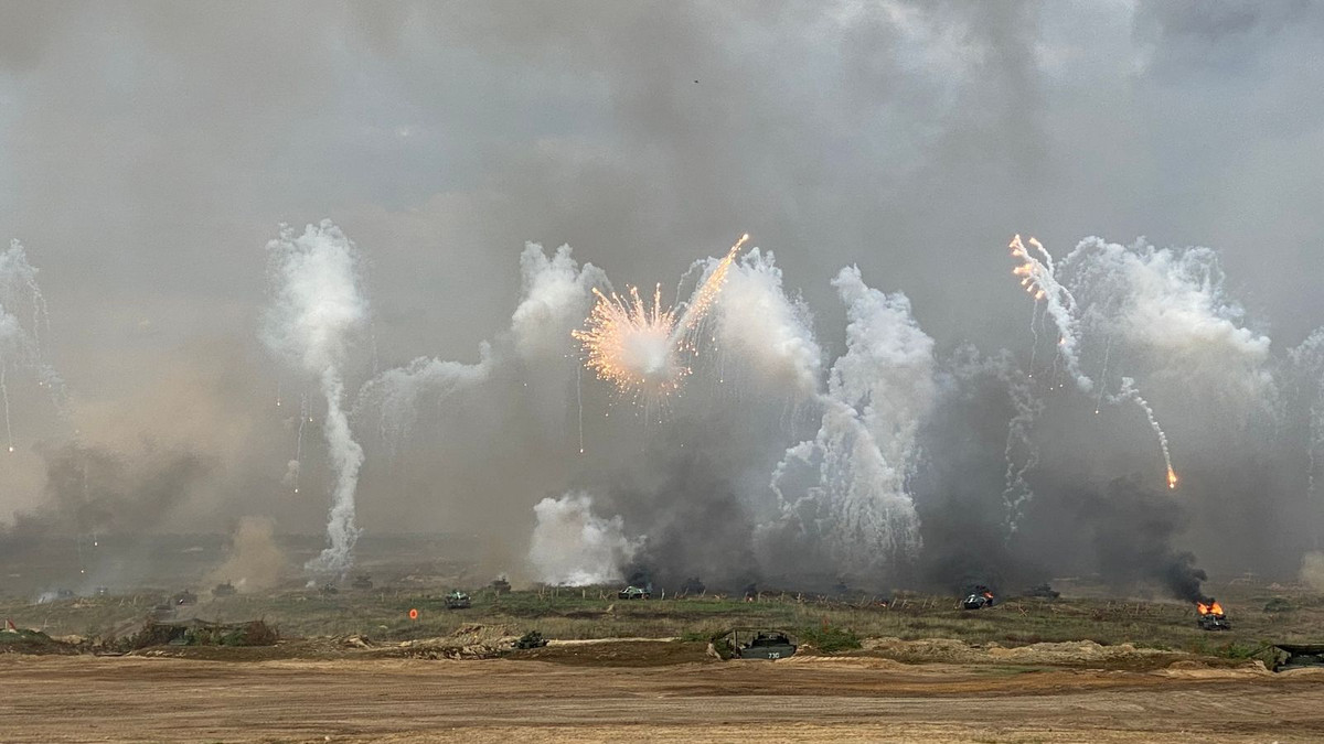 Câu hỏi đặt ra là tại sao các nước láng giềng phía Tây của Nga lại bày tỏ sự quan ngại rõ ràng như vậy? Nếu kịch bản của các cuộc tập trận, luôn được Nga tuyên bố là phòng thủ, thì Ba Lan cũng vậy, theo truyền thống đã tỏ ra ngờ vực, tin rằng cuộc tập trận có thể đại diện cho một cuộc triển khai tấn công theo hướng của Hành lang Suwalki.