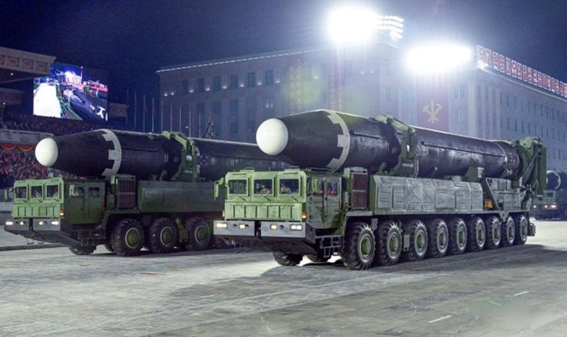 Tên lửa mới sẽ thay thế hai tên lửa tiền nhiệm của nó, đã lỗi thời rất nhanh và dự kiến sẽ được triển khai từ các tàu ngầm tên lửa đạn đạo mới hiện đang được đóng. Tên lửa đạn đạo dự kiến có tầm bắn trung bình cao, cho phép nó đe dọa đất liền Mỹ nếu tàu ngầm phóng đủ xa ra biển. 