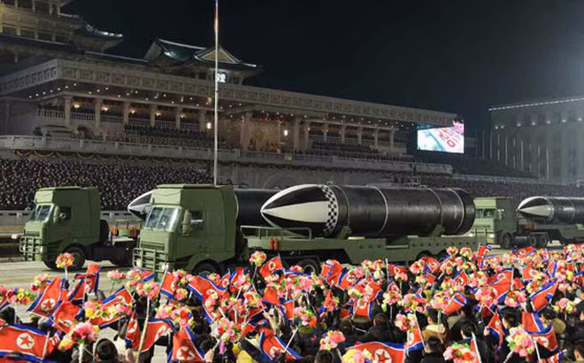 Triều Tiên cũng đang phát triển một phương tiện nạp đạn đa đầu đạn, cho các tên lửa đạn đạo xuyên lục địa, dự kiến sẽ được triển khai bởi một tên lử mới, chưa được đặt tên. Điều này sẽ tăng gấp bội sức mạnh mà mỗi tên lửa có thể mang theo và khiến các cuộc tấn công hạt nhân trở nên khó lường hơn nhiều đối với Mỹ. 