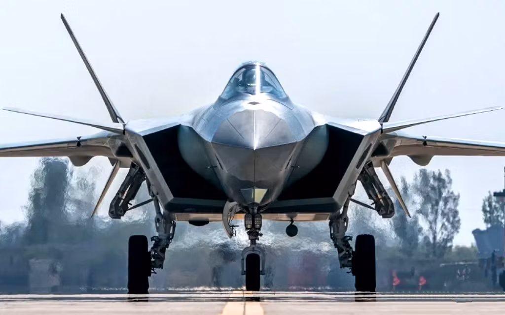 Những thiết bị quân sự trên là hệ thống radar bí mật, do Đài Loan phát triển, nhằm phát hiện những chiến đấu cơ tàng hình như J-20 của Quân đội Trung Quốc, mới đưa vào biên chế chiến đấu cách đây chưa lâu.