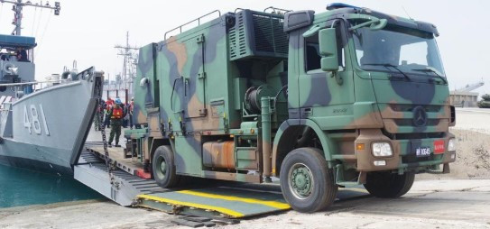 Mới đây, Đài Loan đã công bố một bức ảnh cho thấy, một tàu đổ bộ của lực lượng vũ trang đảo Đài Loan, đã bốc dỡ hàng loạt thiết bị quân sự tiên tiến, tại một cảng trên đảo Bành Hồ; đây là một quần đảo nằm tại eo biển Đài Loan, sát Đại lục.