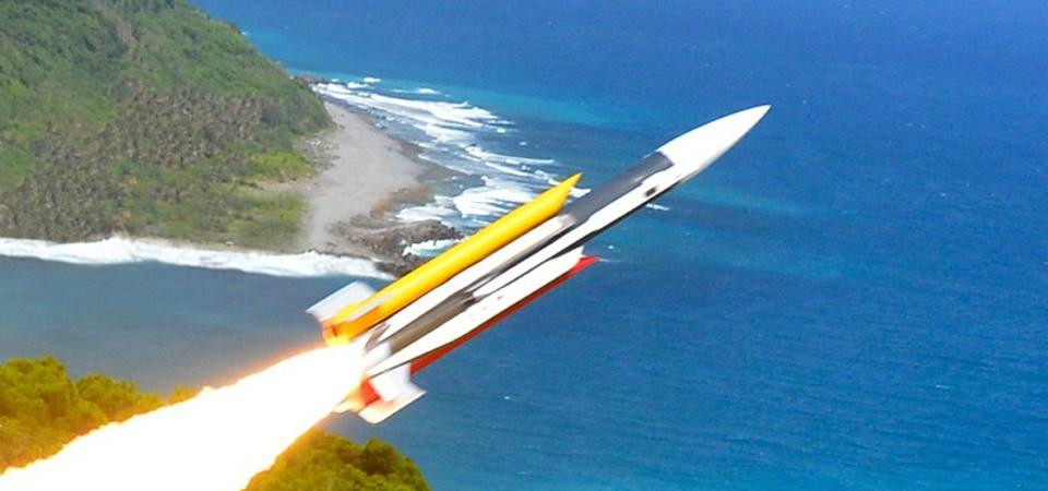 Quân đội Đài Loan cũng thường triển khai các tàu khu trục mang tên lửa dẫn đường, tuần tra ở vùng biển gần quần đảo Bành Hồ. Máy bay chiến đấu cũng được triển khai tại sân bay của hòn đảo này.