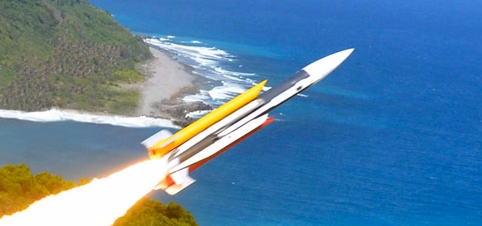 Quân đội Đài Loan cũng thường triển khai các tàu khu trục mang tên lửa dẫn đường, tuần tra ở vùng biển gần quần đảo Bành Hồ. Máy bay chiến đấu cũng được triển khai tại sân bay của hòn đảo này.