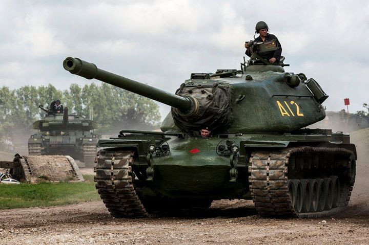 Nhưng cũng chính sự xuất hiện của IS-3 đã kích thích cho sự xuất hiện của nhiều dự án chế tạo xe tăng hạng nặng của phương Tây, trong đó có xe tăng hạng nặng M103 của Mỹ.