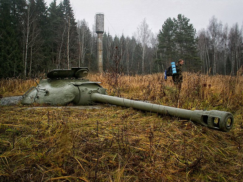 IS-3 có hỏa lực tấn công rất mạnh nhờ được trang bị khẩu pháo cỡ lớn 122mm, tốc độ bắn 2-3 viên/phút, cơ số đạn thông thường là 18 viên đạn pháo nổ mảnh, 8 viên đạn xuyên giáp, trên xe còn bố trí thêm súng máy SGM 7,62mm có 756 viên đạn và súng máy DShK 12,7mm với 250 viên đạn.