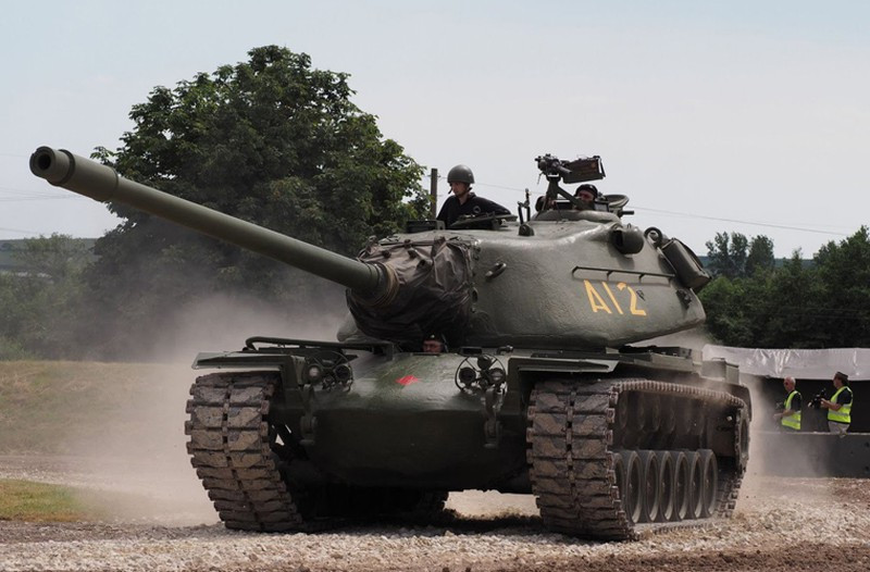 Tuy nhiên M103 có những điểm yếu chết người như giáp ở tháp pháo mỏng hơn nhiều so với thân xe. Phần sau của tháp pháo lại rất mỏng trong khi khu vực này là nơi chứa kho đạn của xe tăng. Nếu bị địch bắn vào vị trí này rất dễ khiến xe bị tiêu diệt hoàn toàn.