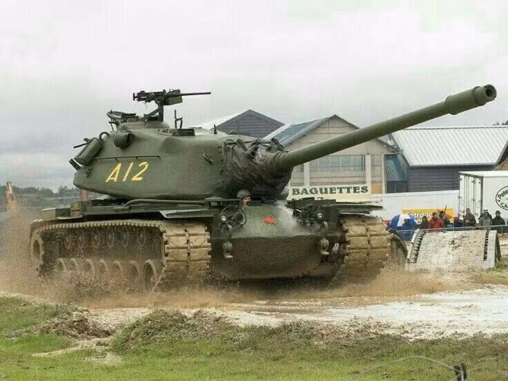 Ngoài ra M103 tỏ ra kém hữu dụng hơn so với dự kiến do bị trang bị động cơ không hiệu quả và thua xa so với IS-3. Xe được trang bị hệ thống ổ đĩa xích yếu, hệ thống động cơ chậm chạp khiến xe không có khả năng cơ động cần thiết, nên tốc độ tối đa của xe chỉ là 37km/h.