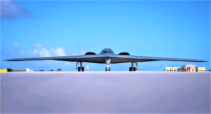 Tàng hình của máy bay đó là giảm thiểu khả năng bị radar phát hiện; do vậy việc giảm diện tích phản xạ radar của máy bay, là bí mật cao nhất, trong công nghệ chế tạo oanh tạc cơ tàng hình.