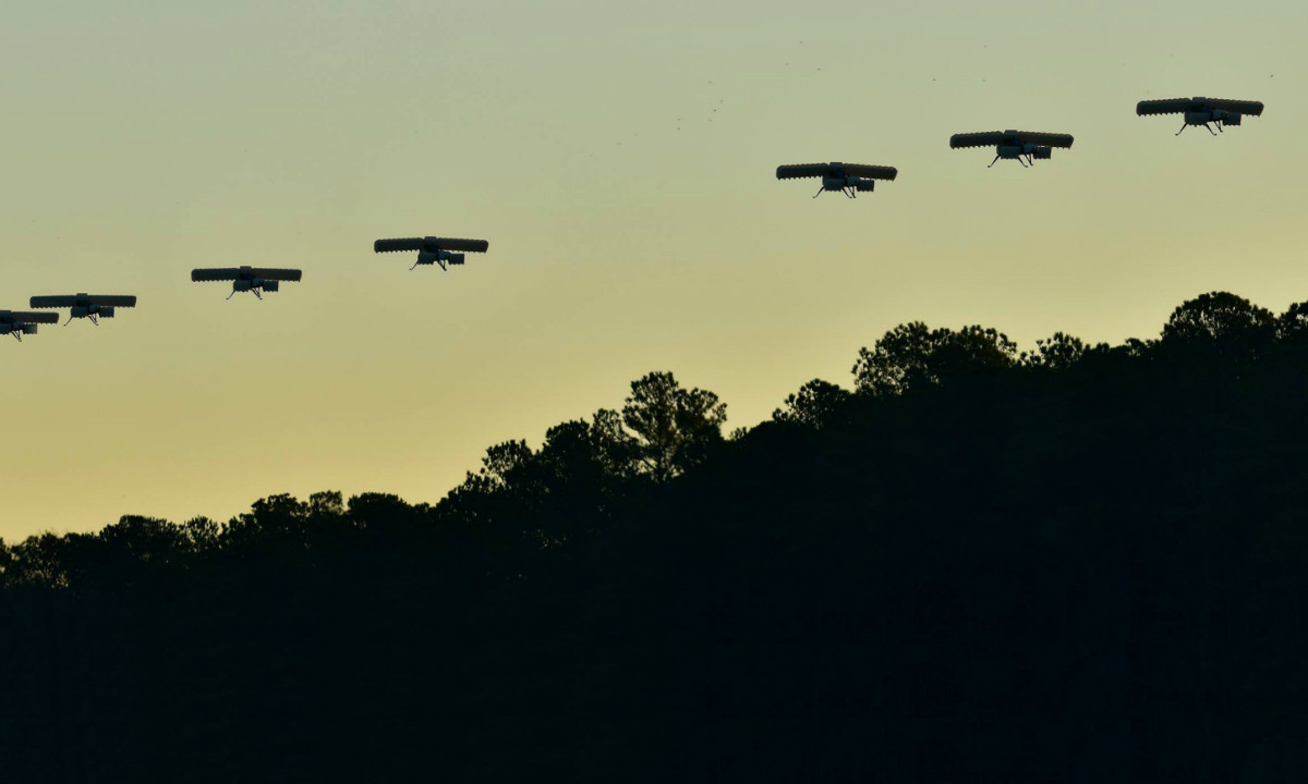 Hoàn Cầu cho biết: “10 chiếc trực thăng không người lái này, có thể mang nhiều loại vũ khí tiến công khác nhau, bao gồm những chiếc có thể thả đạn cối, trong khi những chiếc khác có thể mang súng phóng lựu, hoặc thực hiện các cuộc tấn công liều chết bằng thuốc nổ chứa bên trong”.