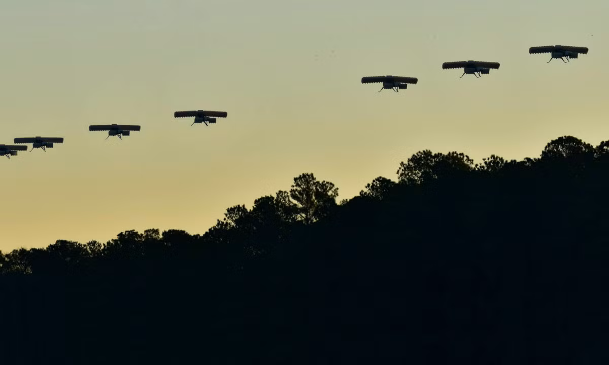 Hoàn Cầu cho biết: “10 chiếc trực thăng không người lái này, có thể mang nhiều loại vũ khí tiến công khác nhau, bao gồm những chiếc có thể thả đạn cối, trong khi những chiếc khác có thể mang súng phóng lựu, hoặc thực hiện các cuộc tấn công liều chết bằng thuốc nổ chứa bên trong”.