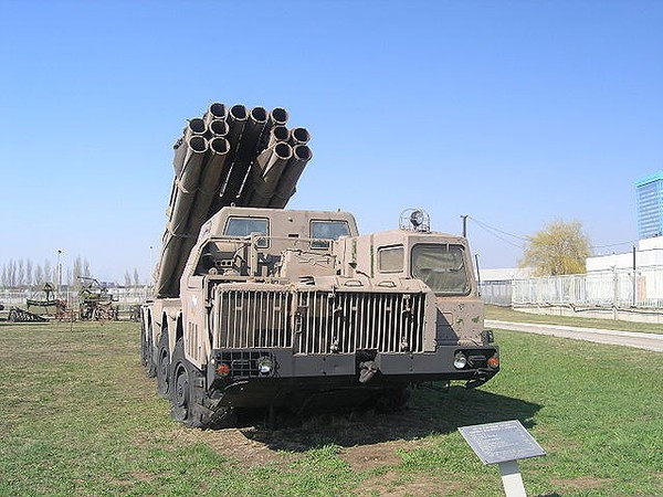 Tổ hợp sử dụng xe bệ phóng 9A52, mang 12 ống phóng rocket cỡ 300 mm, đặt trên khung gầm xe tải hạng nặng MAZ-543M (8x8), trọng lượng chiến đấu lên tới 43,7 tấn, tốc độ di chuyển tối đa 60 km/h, tầm hoạt động 850 km.