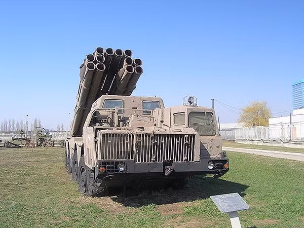 Tổ hợp sử dụng xe bệ phóng 9A52, mang 12 ống phóng rocket cỡ 300 mm, đặt trên khung gầm xe tải hạng nặng MAZ-543M (8x8), trọng lượng chiến đấu lên tới 43,7 tấn, tốc độ di chuyển tối đa 60 km/h, tầm hoạt động 850 km.