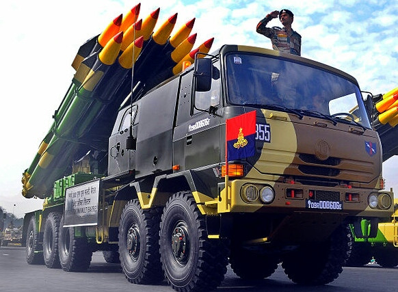 Với các mục tiêu ở quá gần BM-30 Smerch, loại pháo phản lực này sẽ không thể tấn công trúng đích được do viên đạn sử dụng nhiên liệu rắn, buộc phải đốt hết toàn bộ nhiên liệu mang theo mới có thể bắt đầu rơi vào mục tiêu. Nguồn ảnh: RBTH.
