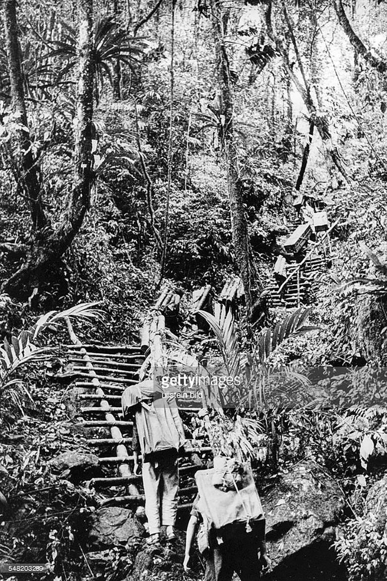 Cứ như thế, suốt 4 năm từ 1961 đến 1965, ông Sinh đã làm tổng cộng hơn 1.000 ngày, mang được hơn 55 tấn hàng trên lưng và đi quãng đường dài hơn 41.025km, tương đương 1 vòng Trái Đất theo đường xích đạo.