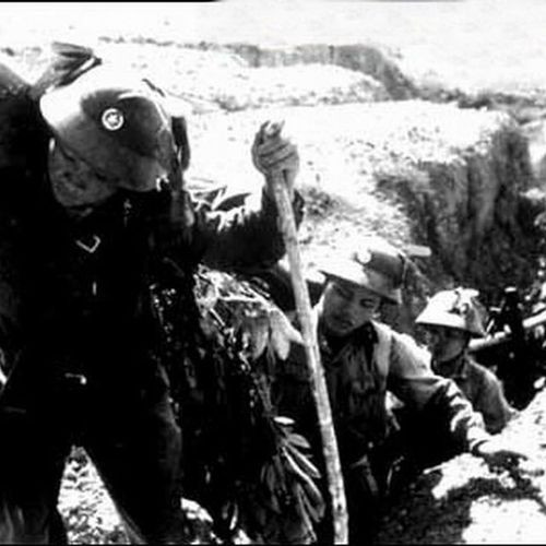 “Những ngày đầu mới gùi hàng, tôi tưởng không thể chịu nổi được. Hàng trên lưng nặng gần bằng người khiến dây thắt lại vào vai đau ê ẩm. Đôi chân có lúc phồng rộp lên vì đi nhiều. Quần áo, dép cao su hư hỏng liên tục, cứ mấy tháng tôi phải xin thay”, ông Sinh nói.