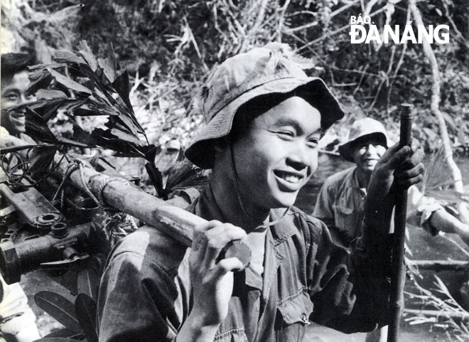 Năm 1961, khi vừa tròn 21 tuổi, ông Sinh đi theo tiếng gọi của Tổ quốc đã lên đường nhập ngũ. Sau 1 ngày đêm di chuyển, địa điểm ông đặt chân đến đầu tiên là làng Ho, Quảng Bình. Tại đây, ông được vào biên chế tại Tiểu đoàn bộ binh 301 với nhiệm vụ tải hàng vào chiến trường miền Nam.