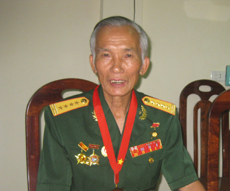 Đó là những con số kỷ lục mà đại tá, anh hùng Nguyễn Viết Sinh sinh năm 1940, quê xã Xuân Hòa, huyện Nam Đàn, tỉnh Nghệ An – người được ví là anh hùng gùi hàng trên dãy núi Trường Sơn năm xưa.