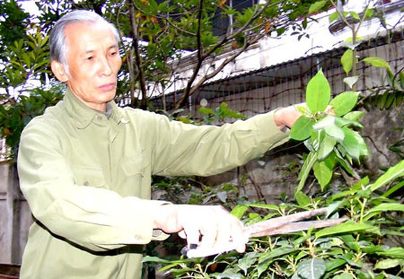 Trong sách viết có đoạn: “Trước khi xe cơ giới có thể lưu thông trên đường mòn, gùi hàng là cách thức vận tải chính yếu. Nguyễn Viết Sinh có lẽ là nhân vật minh họa rõ nhất quyết tâm của người tải hàng với mỗi lần gùi được 45-50kg.