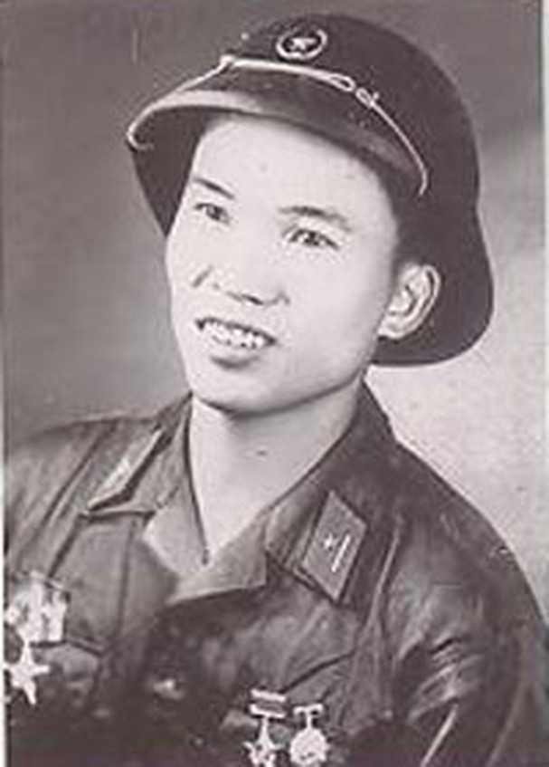 Với những thành tích đó, ngày 1/1/1967, ông Sinh được Chủ tịch Hồ Chí Minh ký phong tặng Anh hùng lực lượng vũ trang nhân dân. Ngày đó, ông Sinh là 1 trong những anh hùng đầu tiên ở Trường Sơn được ra Hà Nội báo cáo gương điển hình nhưng vì đường xa, ông Sinh đã bỏ lỡ cơ hội.