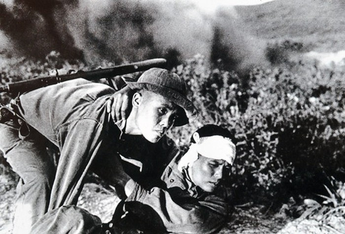 Ngoài nhu yếu phẩm, có ngày những người lính bị thương được chuyển ra Bắc để điều trị, sau khi giao hàng xong, khi quay trở lại đơn vị, ông Sinh lại cùng mọi người khiêng binh sĩ đi bệnh viện điều trị.