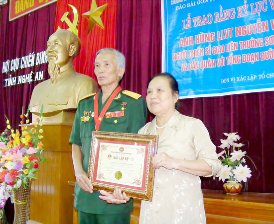 Kết thúc những năm tháng làm chiến sỹ giao liên gùi hàng, ông Sinh được chuyển sang làm đường ở bên Lào. Năm 1991, ông về hưu với quân hàm Đại tá. Năm 2012, Trung tâm sách kỷ lục Việt Nam đã về trao huy chương, xác lập kỷ lục cho ông Sinh là người chiến sỹ giao liên Trường Sơn gùi thồ hàng và dẫn quân với tổng đoạn đường dài nhất.
