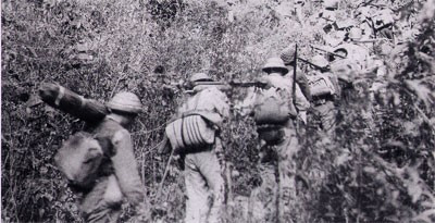 Vấn đề gùi hàng trên lưng di chuyển đã khó và nhiệm vụ của ông Sinh và đồng đội càng khó khăn hơn nữa khi địa hình là đèo núi hiểm trở với chiều dài mỗi trạm hơn 20km. Vì thế, dù có sức khỏe nhưng nhiều chiến sỹ cũng không thể hoàn thành được nhiệm vụ này.