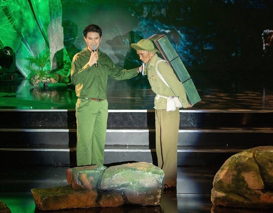 Thời đó, quân ta vừa đi vừa mở đường, phương tiện cơ giới không có nên toàn bộ hàng hóa, tiền tệ, súng đạn, nhu yếu phẩm đều được vận chuyển bằng gùi hàng, cõng trên lưng. Cũng vì thế, nhiệm vụ của ông Sinh và đồng đội là rất cấp bách và cần thiết.