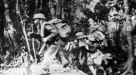 Thời gian đầu không quen, ông Sinh chỉ gùi được 15kg hàng trên lưng. Rồi sau đó dần quen với công việc, ông Sinh mạnh dạn tăng dần lượng hàng trên lưng thêm nhiều chục kg nữa. Có lúc đỉnh điểm, trên lưng ông gùi hơn 75kg, trong khi đó, người ông Sinh chỉ nặng 58kg.