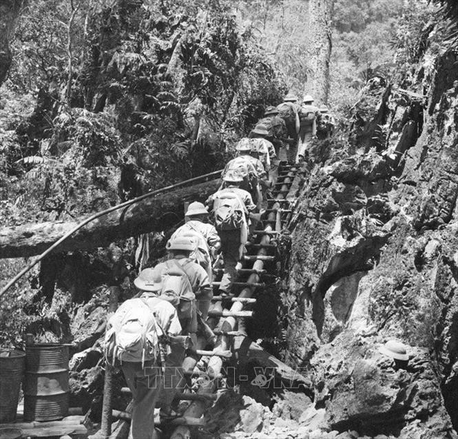 Mỗi ngày, cứ đều đặn, ông Sinh cùng đồng đội phải căng mình cõng những chuyến hàng vượt qua quãng đường 40km (cả đi và về) để thực hiện nhiệm vụ. Có lần đỉnh điểm giao công văn hỏa tốc, ông Sinh phải đi cả ngày lẫn đêm hơn 80km để hoàn thành nhiệm vụ.